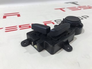 прочая запчасть, ориг. номер 1049316-00-C, 1067689-00-C, Tesla Model X 2015-2021