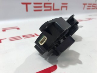 прочая запчасть, ориг. номер 1049316-00-C, 1067689-00-C, Tesla Model X 2015-2021