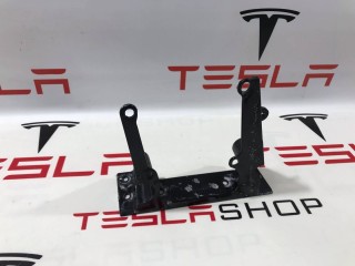 Кронштейн накладки, стойки В, ориг. номер 1052518-00-H, Tesla Model X 2015-2021