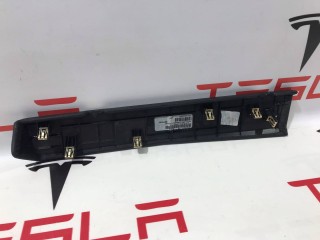 Накладка нижняя бардачка, ориг. номер 1002301-01-B, 1002302-00-A, Tesla Model X 2015-2021