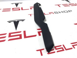 Накладка салазки сидения (водительская), ориг. номер 1066617-00-A, Tesla Model X 2015-2021