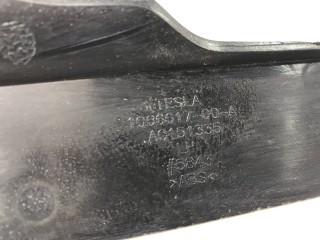 Накладка салазки сидения (водительская), ориг. номер 1066617-00-A, Tesla Model X 2015-2021