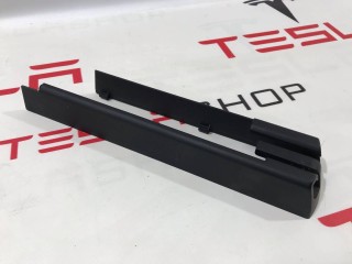 Заглушка салазки сиденья, ориг. номер 1061614-00-D, Tesla Model X 2015-2021