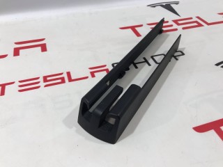 Заглушка салазки сиденья, ориг. номер 1061614-00-D, Tesla Model X 2015-2021