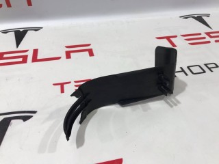 Накладка на сиденья 3-го ряда, ориг. номер 1066957-00-D, Tesla Model X 2015-2021
