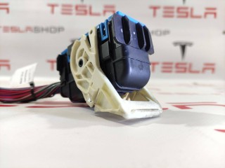 прочая запчасть, ориг. номер 1072447-82-A, 1036885-00-E, 1058358-03-C, Tesla Model X 2015-2021