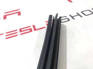 Уплотнитель стекла внутренний двери, ориг. номер 1090496-00-E, Tesla Model 3 2017-2021