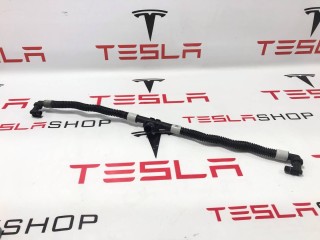 Патрубок системы охлаждения основной батареи, ориг. номер 1521567-00-A, Tesla Model 3 2017-2021
