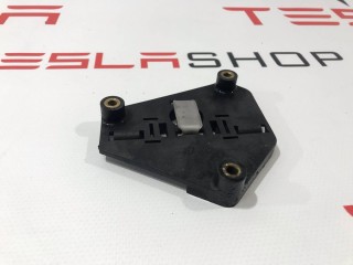 Кронштейн мотора привода люка, ориг. номер 1003242-00-A, Tesla Model S 2012-2016