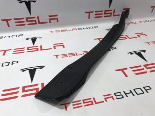 Пластик под датчик прижатия двери, ориг. номер 1042411-00-D, Tesla Model X 2015-2021