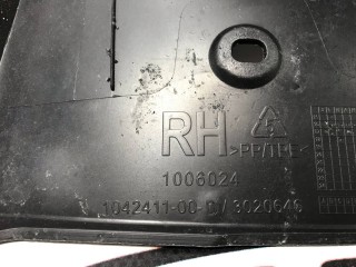 Пластик под датчик прижатия двери, ориг. номер 1042411-00-D, Tesla Model X 2015-2021