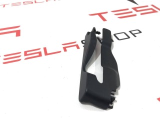 Заглушка салазки сиденья, ориг. номер 1066621-00-A, Tesla Model X 2015-2021