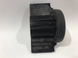 Кронштейн крепления кнопки, ориг. номер 1074114-00-B, Tesla Model X 2015-2021