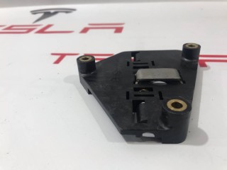 Кронштейн мотора привода люка, ориг. номер 6008697-00-A, Tesla Model S 2012-2016