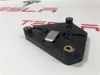 Кронштейн мотора привода люка, ориг. номер 6008697-00-A, Tesla Model S 2012-2016