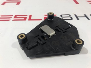 Кронштейн мотора привода люка, ориг. номер 1003242-00-A, Tesla Model S 2012-2016