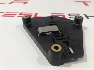 Кронштейн мотора привода люка, ориг. номер 1003242-00-A, Tesla Model S 2012-2016