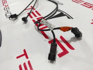 Кабель USB, ориг. номер 1004815-08-B, Tesla Model S 2012-2016
