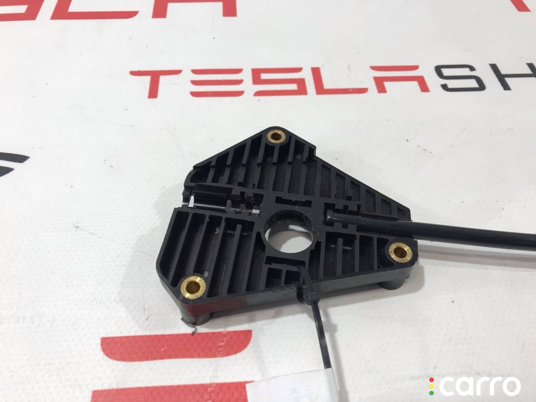 6008694, 6008697-00-A Кронштейн мотора привода люка Tesla Model S 2015г. - фото №3