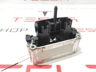 Крышка-фиксатор, ориг. номер 1003915-10-F, Tesla Model S 2012-2016