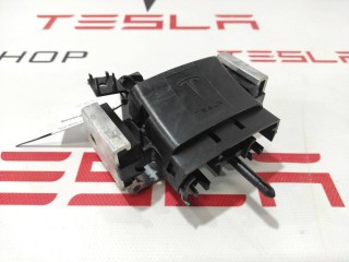 Крышка-фиксатор, ориг. номер 1003915-10-F, Tesla Model S 2012-2016
