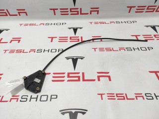 Кронштейн мотора привода люка, ориг. номер 6008694, 1003242-00-A, Tesla Model S 2012-2016