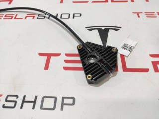 Кронштейн мотора привода люка, ориг. номер 6008694, 1003242-00-A, Tesla Model S 2012-2016