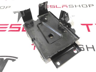 Крепление аккумулятора 12V, ориг. номер 1007556-00-C, Tesla Model S 2012-2016