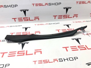 Пластик под датчик прижатия двери, ориг. номер 1042411-00-D, Tesla Model X 2015-2021
