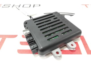 Блок управления USB (хаб) центральной консоли, ориг. номер 1042829-00-F, Tesla Model X 2015-2021