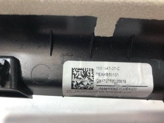 Накладка межсекционная подъемной задней двери, ориг. номер 1051547-07-C, 1053673-00-A, Tesla Model X 2015-2021