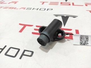 Корпус упора крышки багажника, ориг. номер 1051428-00-C, Tesla Model X 2015-2021