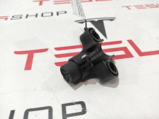 Корпус упора крышки багажника, ориг. номер 1051428-00-C, Tesla Model X 2015-2021