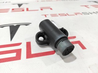 Корпус упора крышки багажника, ориг. номер 1051429-00-D, Tesla Model X 2015-2021