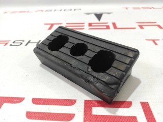 Опора под домкрат (подушка), ориг. номер 1045887-00-B, Tesla Model X 2015-2021