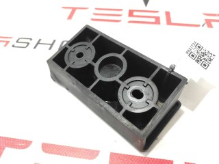 Опора под домкрат (подушка), ориг. номер 1045887-00-B, Tesla Model X 2015-2021