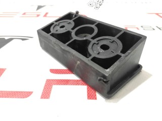 Опора под домкрат (подушка), ориг. номер 1045887-00-B, Tesla Model X 2015-2021