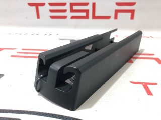 Заглушка салазки сиденья, ориг. номер 1062358-00-D, Tesla Model X 2015-2021