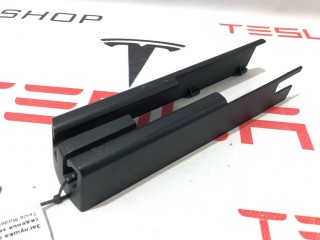 Заглушка салазки сиденья, ориг. номер 1061613-00-D, Tesla Model X 2015-2021