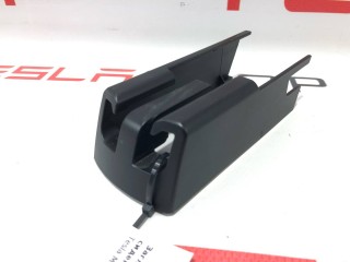 Заглушка салазки сиденья, ориг. номер 1062357-00-D, Tesla Model X 2015-2021