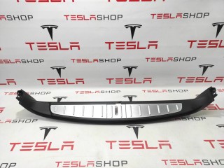 Отделка багажника хром (под замок), ориг. номер 1050389-00-C, 1035994-00-C, Tesla Model X 2015-2021