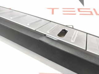 Отделка багажника хром (под замок), ориг. номер 1050389-00-C, 1035994-00-C, Tesla Model X 2015-2021