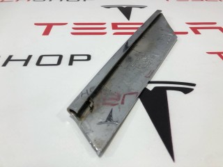 Накладка люверсы, ориг. номер 1056381-00-C, Tesla Model S 2016-2021