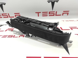 Накладка подъемной задней двери, ориг. номер 1055012-06-J, Tesla Model X 2015-2021