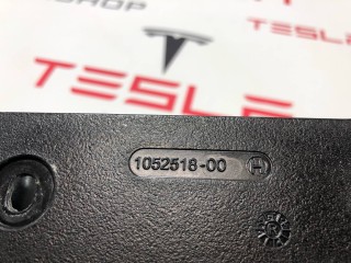 Кронштейн накладки, стойки В, ориг. номер 1052518-00-H, Tesla Model X 2015-2021