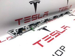 Накладка декоративная обшивки двери, ориг. номер 1035826-09-B, Tesla Model X 2015-2021