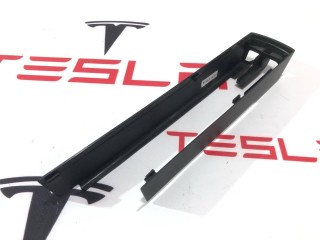 Заглушка салазки сиденья, ориг. номер 1061614-00-D, Tesla Model X 2015-2021