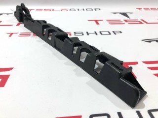 Кронштейн накладки, стойки В, ориг. номер 1050784-00-C, Tesla Model X 2015-2021