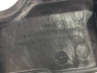 Кронштейн накладки, стойки В, ориг. номер 1050784-00-C, Tesla Model X 2015-2021