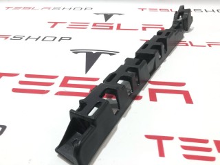 Кронштейн накладки, стойки В, ориг. номер 1053721-00-C, Tesla Model X 2015-2021